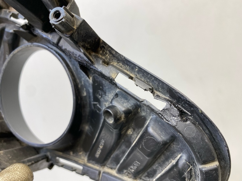 Рамка противотуманной фары правой