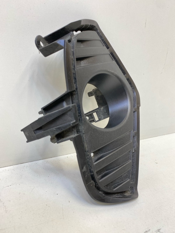 Рамка противотуманной фары правой