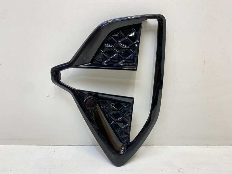 Рамка противотуманной фары левой