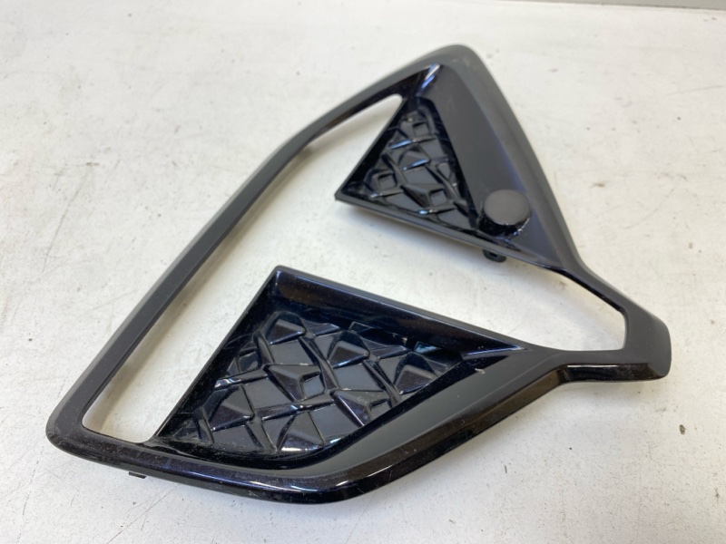 Рамка противотуманной фары левой