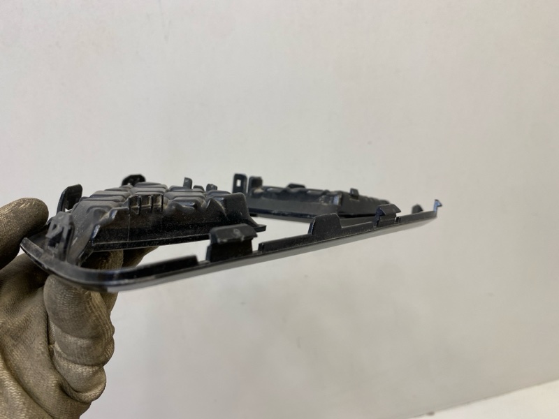 Рамка противотуманной фары левой