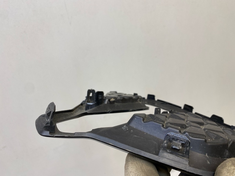 Рамка противотуманной фары левой