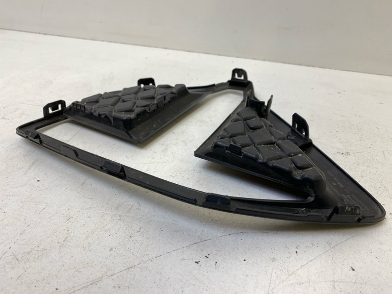 Рамка противотуманной фары левой