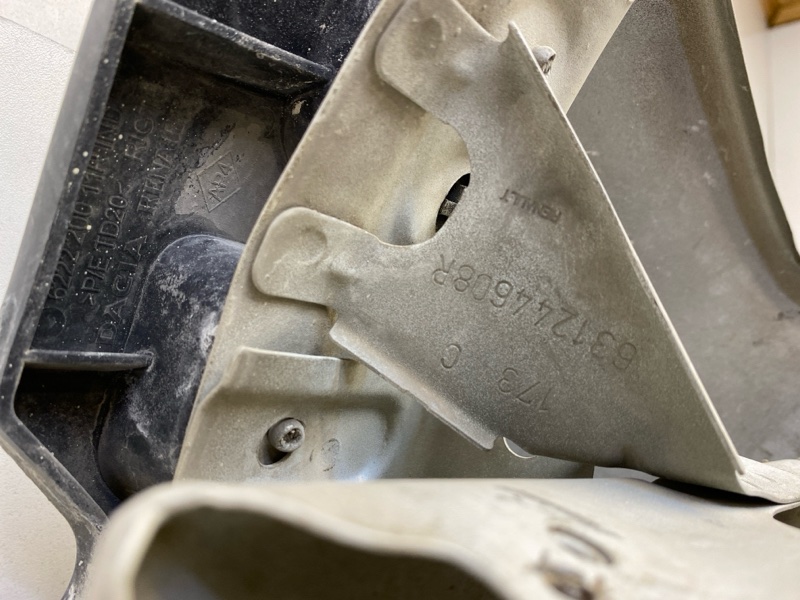 Крыло переднее правое