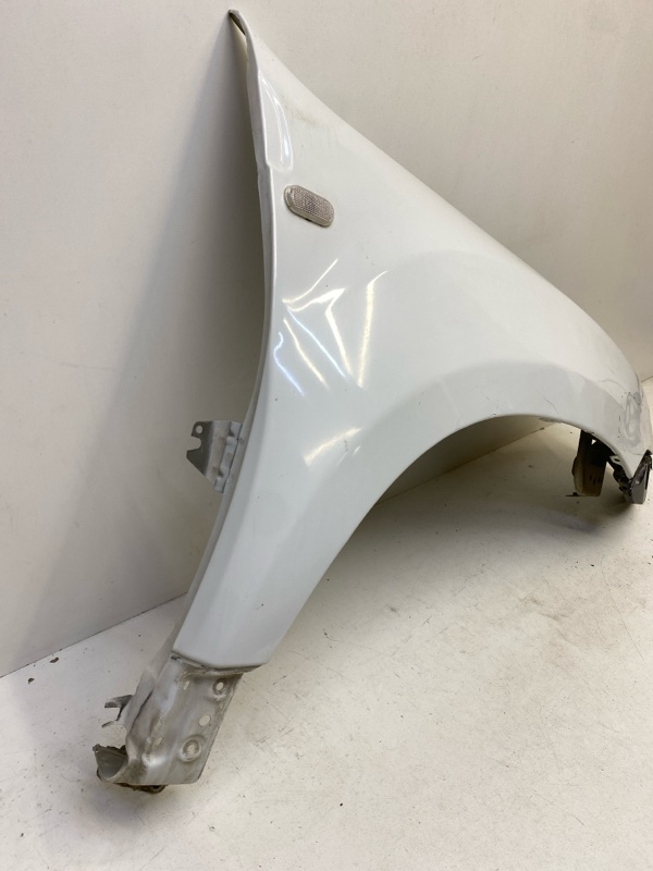 Крыло переднее правое