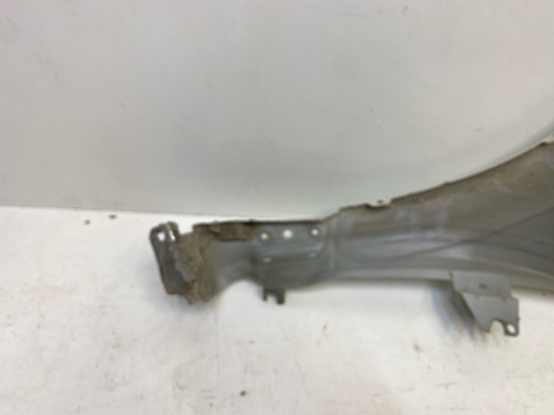 Крыло переднее правое