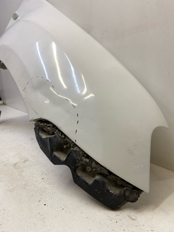 Крыло переднее правое