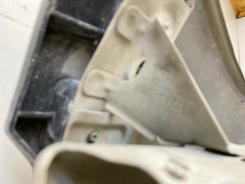 Крыло переднее правое