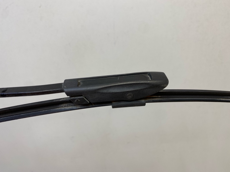 Поводок стеклоочистителя передний правый