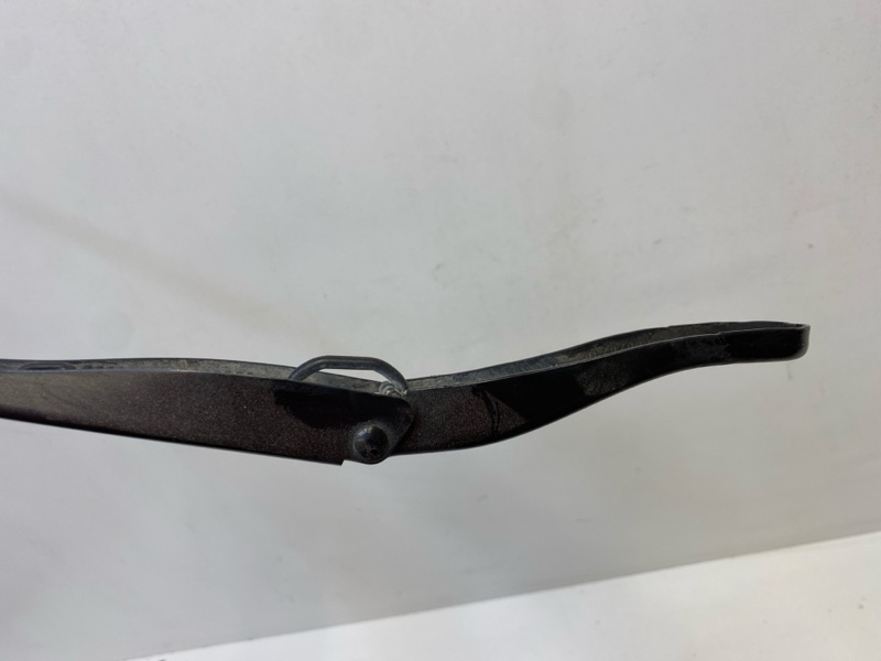 Поводок стеклоочистителя передний правый