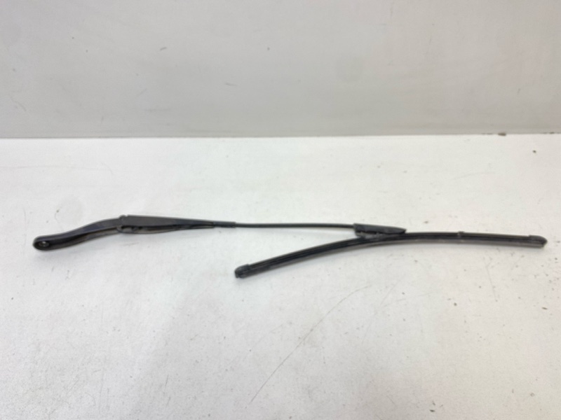 Поводок стеклоочистителя передний правый