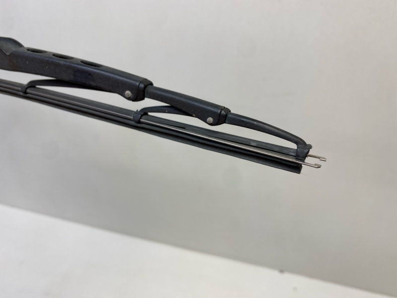 Поводок стеклоочистителя передний правый