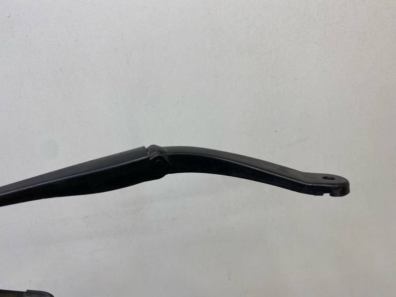 Поводок стеклоочистителя передний левый