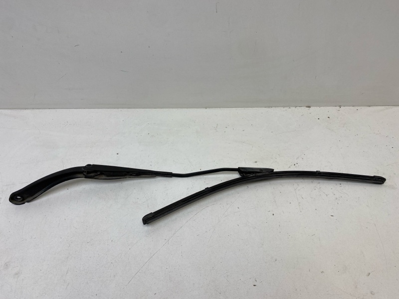 Поводок стеклоочистителя передний левый