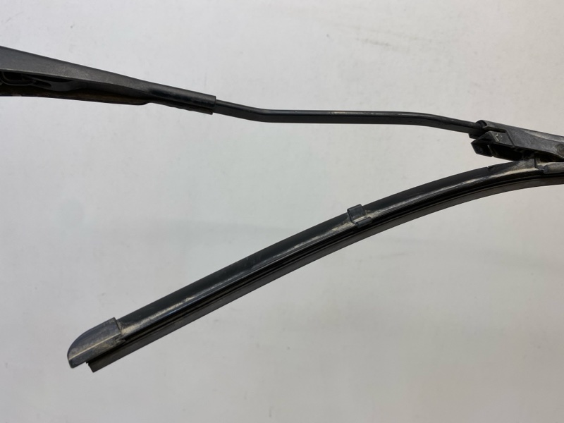 Поводок стеклоочистителя передний левый