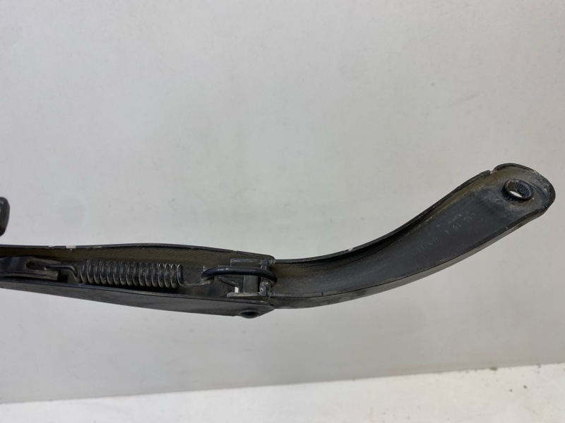 Поводок стеклоочистителя передний левый