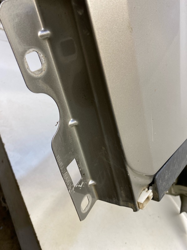 Крыло переднее правое