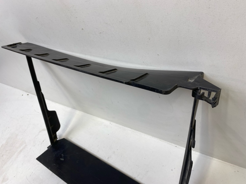 Дефлектор воздушный радиатора