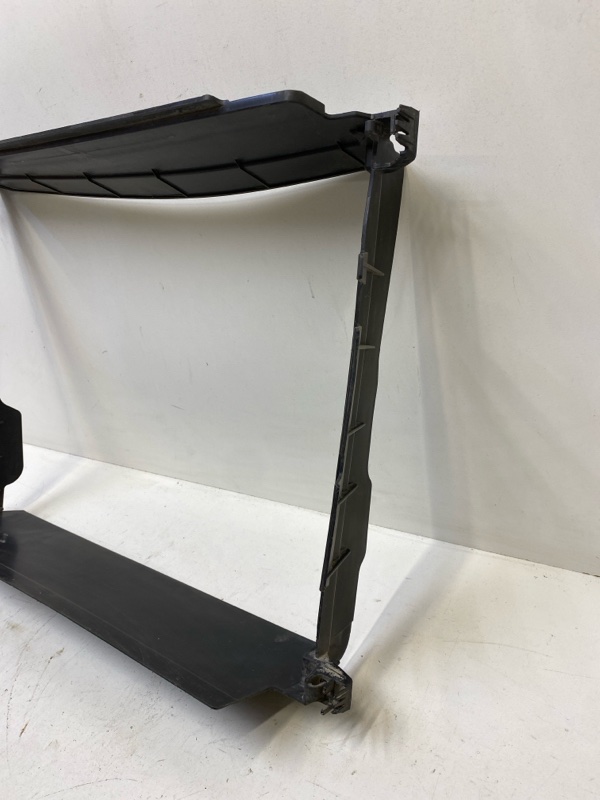 Дефлектор воздушный радиатора