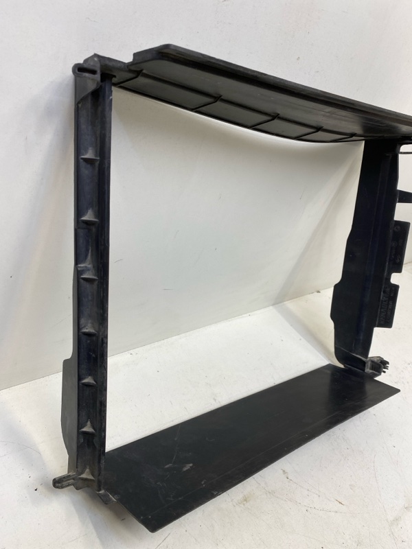 Дефлектор воздушный радиатора