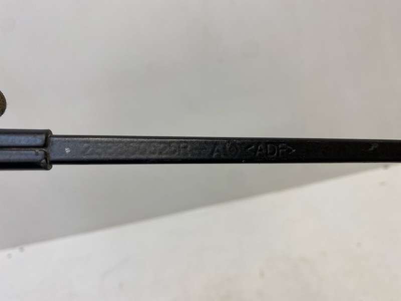 Поводок стеклоочистителя передний правый