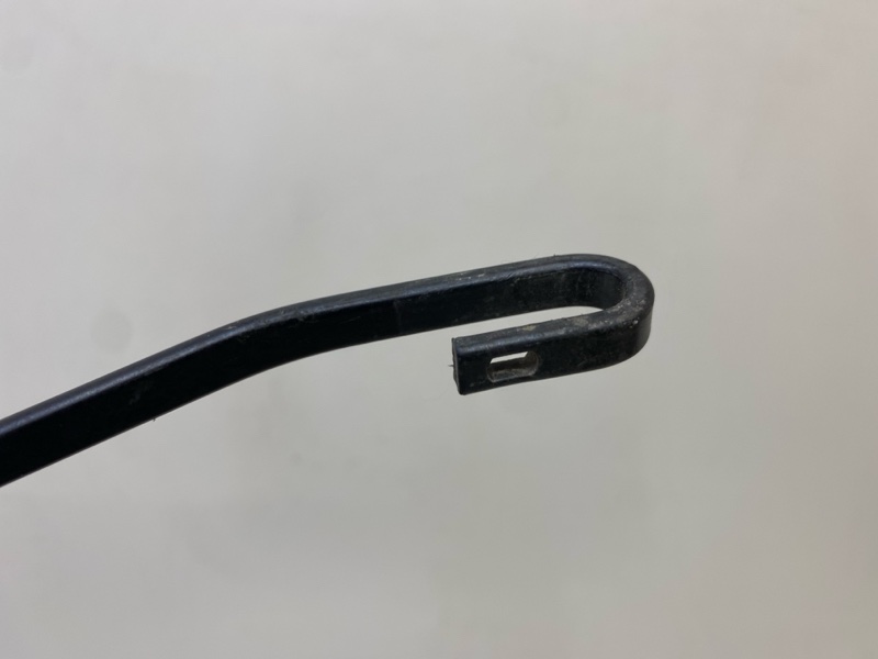 Поводок стеклоочистителя передний правый