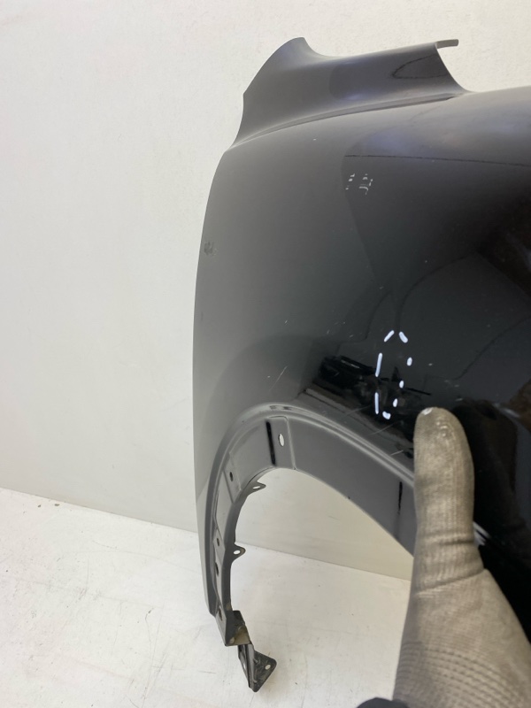 Крыло переднее правое