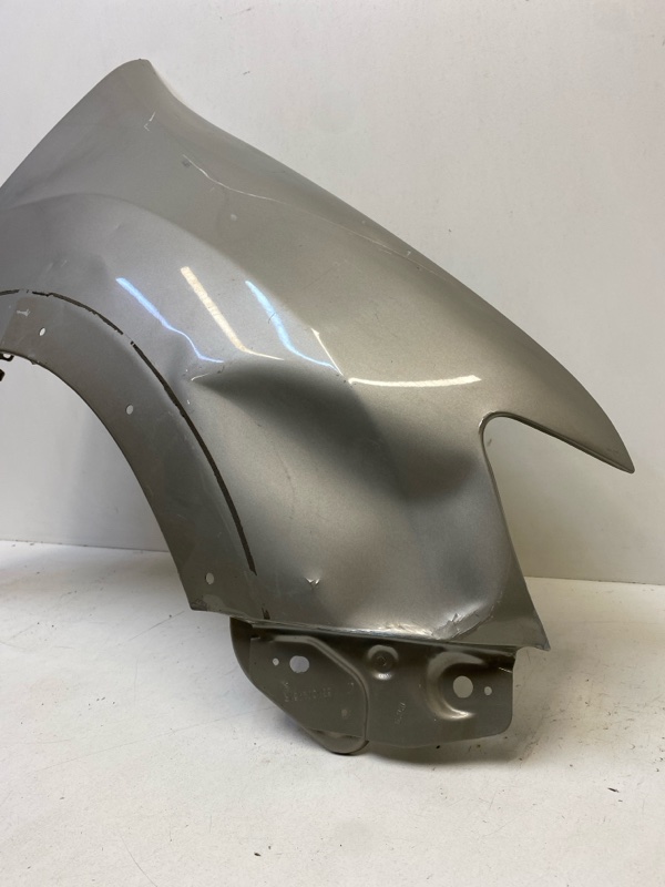 Крыло переднее правое