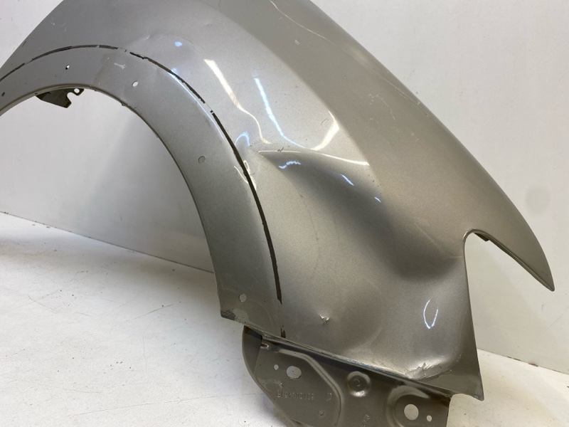 Крыло переднее правое