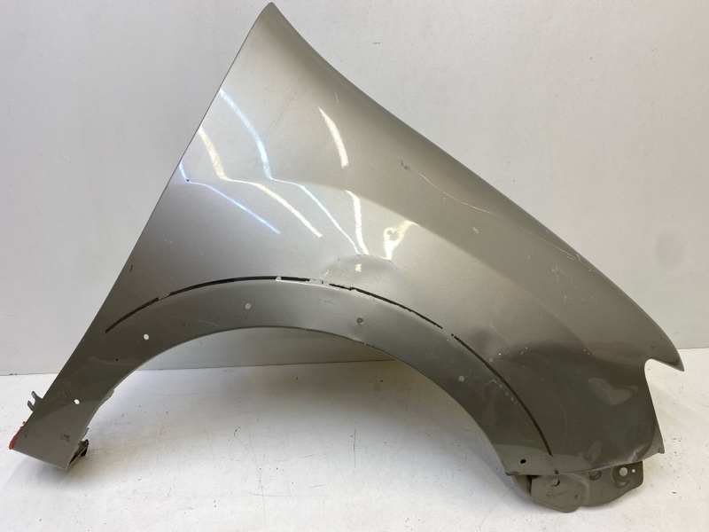 Крыло переднее правое