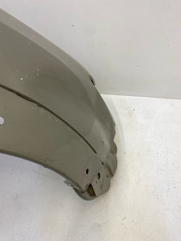 Крыло переднее правое