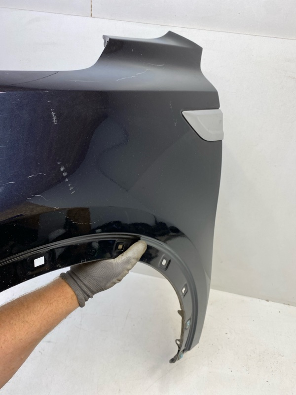 Крыло переднее левое