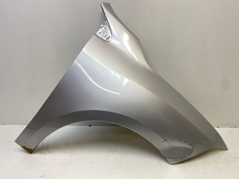 Крыло переднее правое