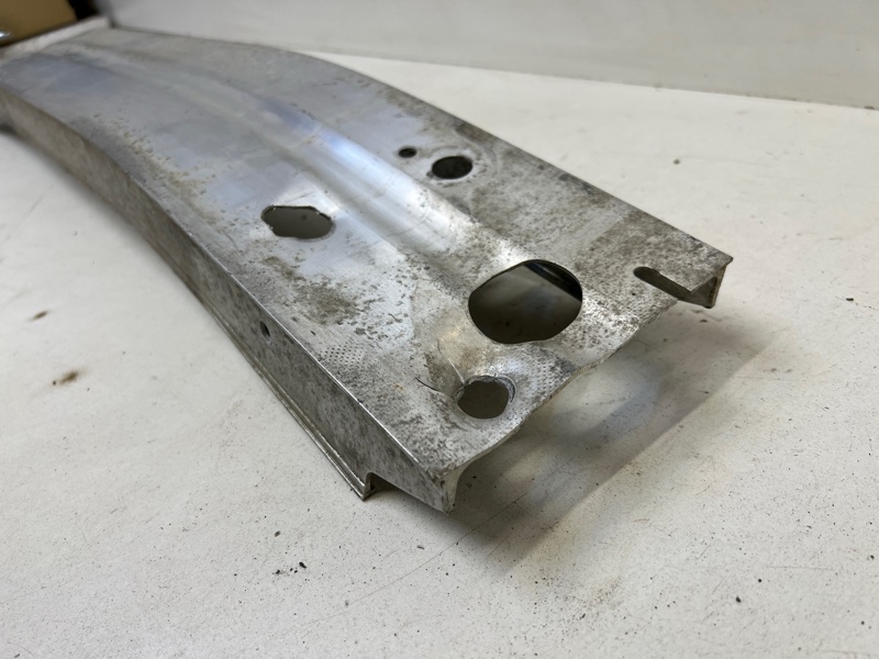 Усилитель переднего бампера