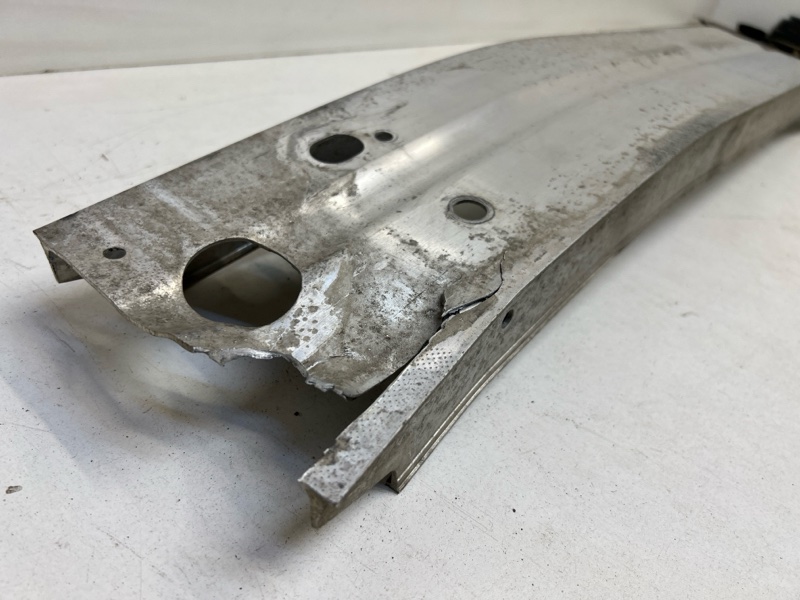 Усилитель переднего бампера