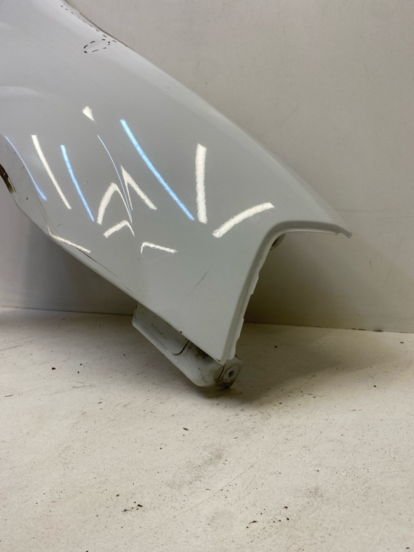 Крыло переднее правое