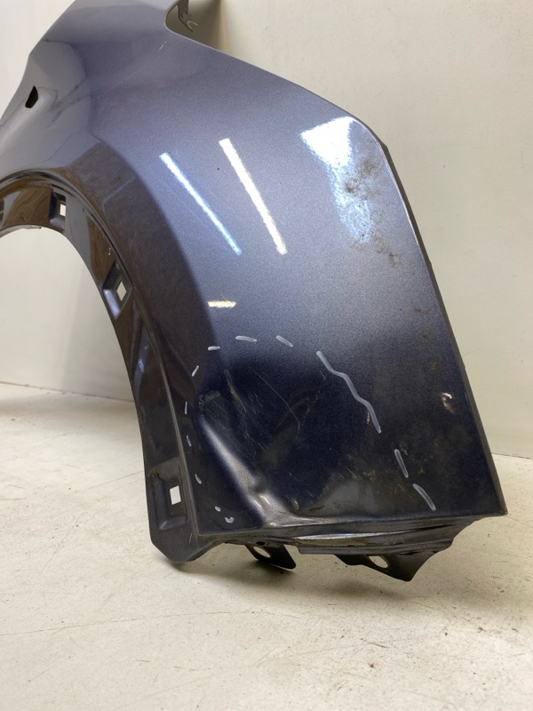 Крыло переднее правое