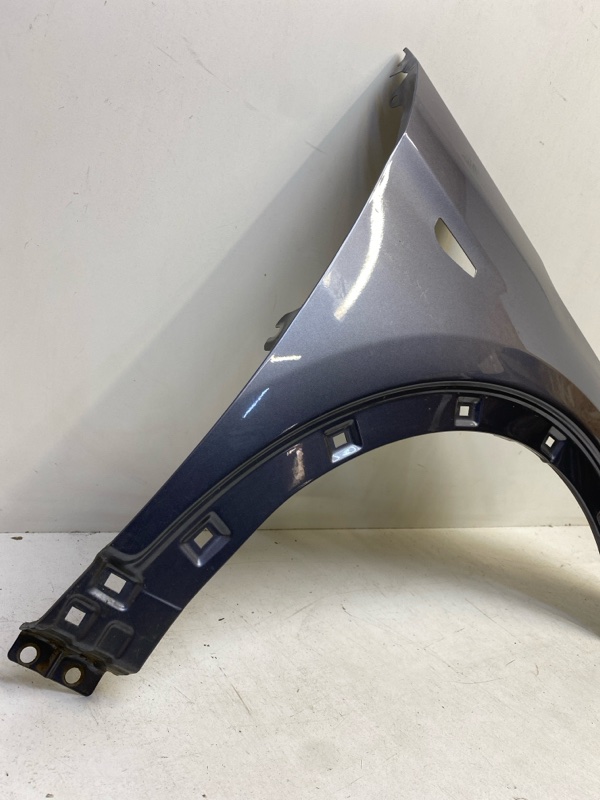 Крыло переднее правое