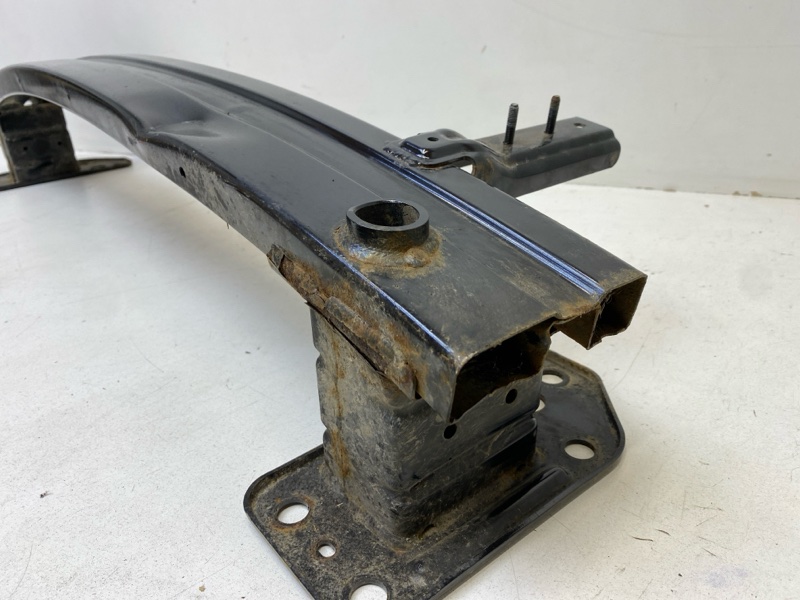 Усилитель переднего бампера