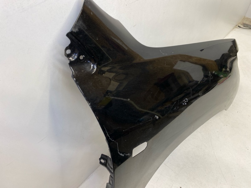 Крыло переднее правое