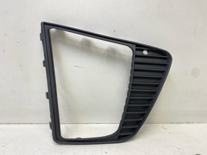 Рамка противотуманной фары правой