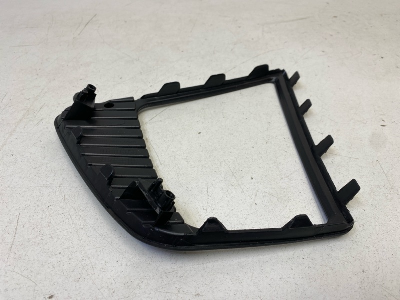 Рамка противотуманной фары правой