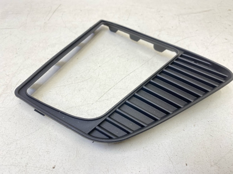 Рамка противотуманной фары правой