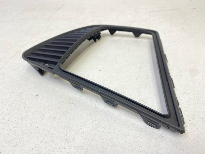 Рамка противотуманной фары правой