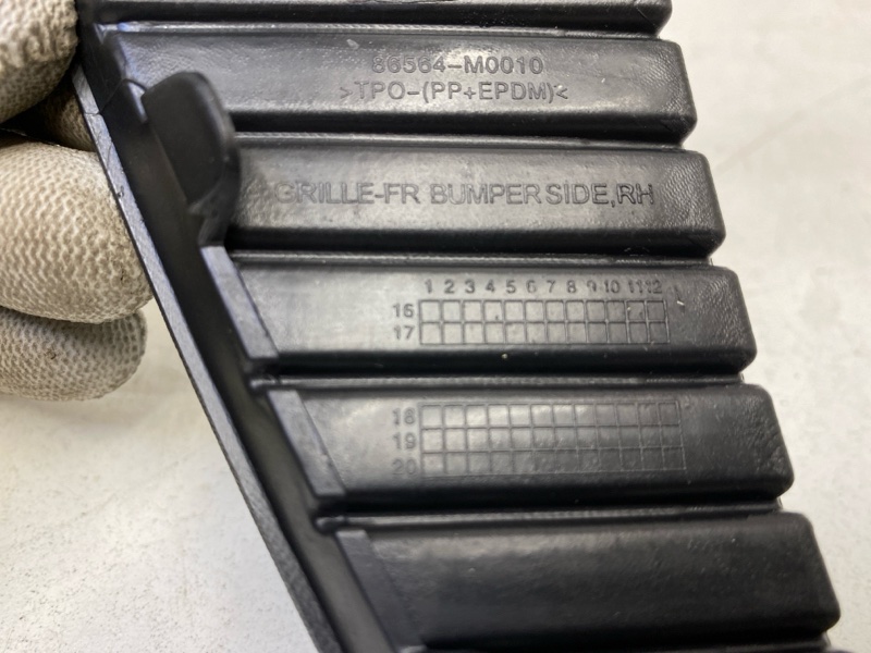 Рамка противотуманной фары правой