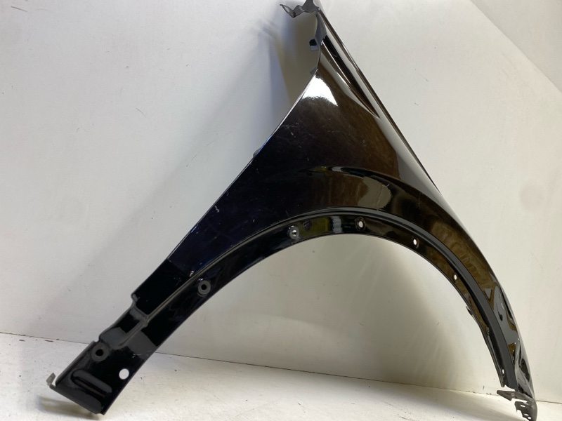 Крыло переднее правое