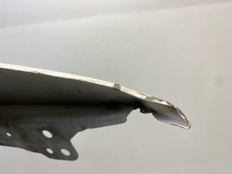 Крыло переднее правое