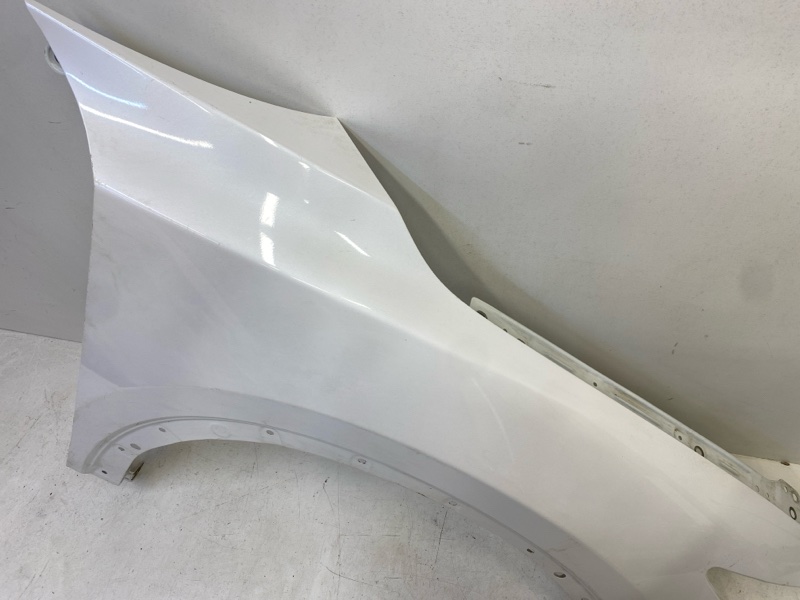 Крыло переднее правое