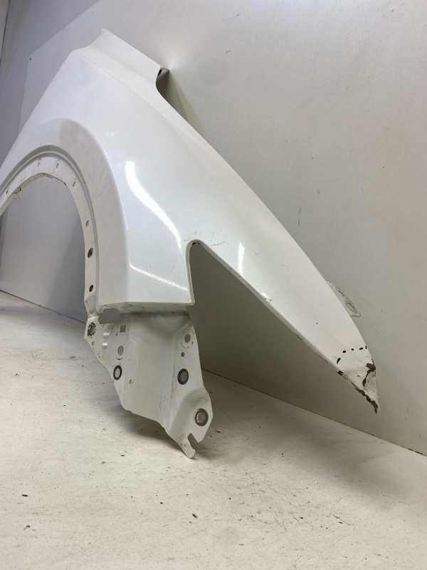 Крыло переднее правое