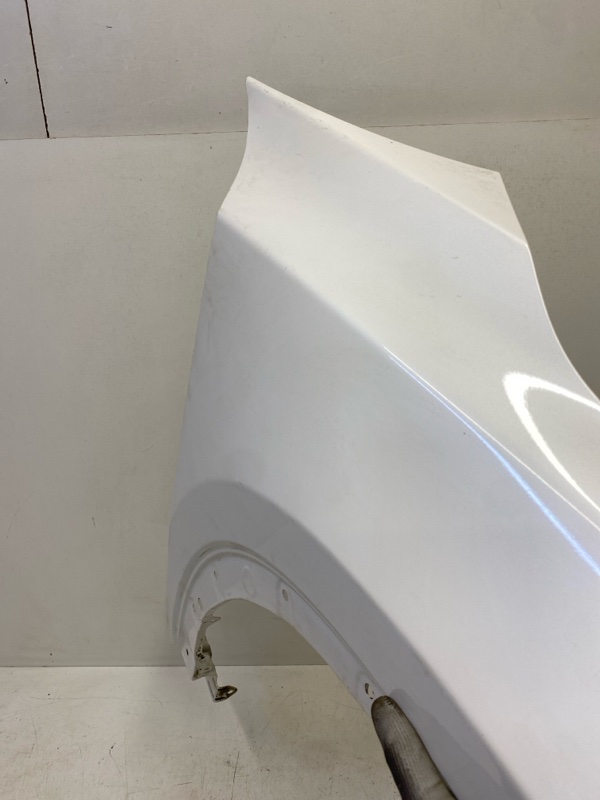 Крыло переднее правое